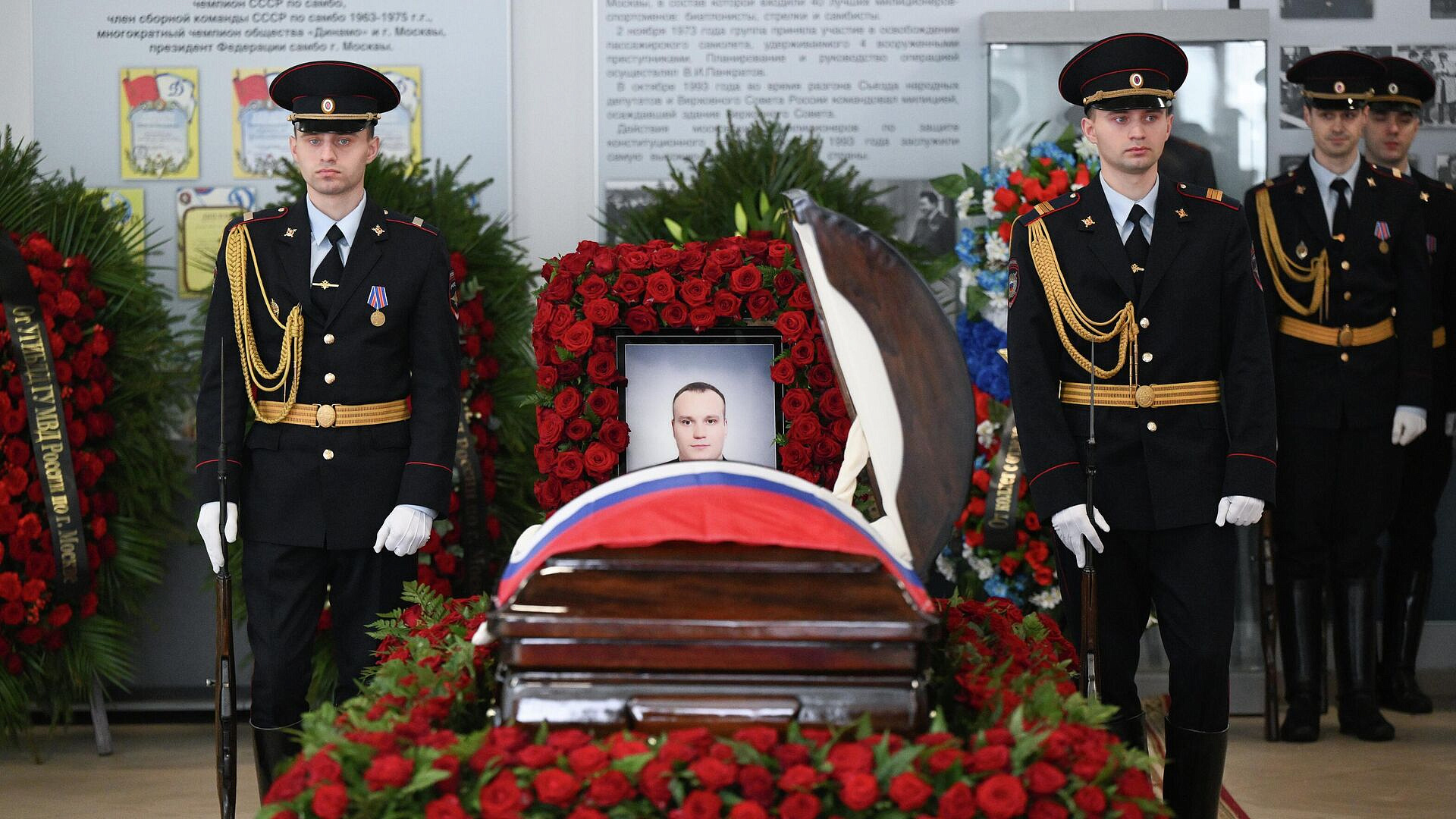 В Москве началось прощание с погибшим при взрыве у вокзала сотрудником ДПС