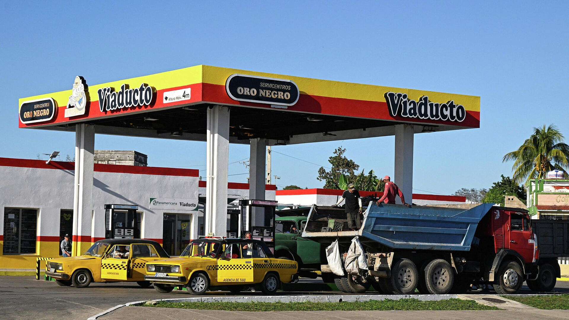 На Кубе жители пытаются запастись бензином впрок