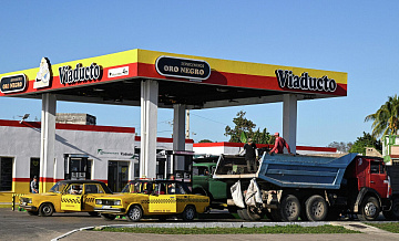 На Кубе жители пытаются запастись бензином впрок