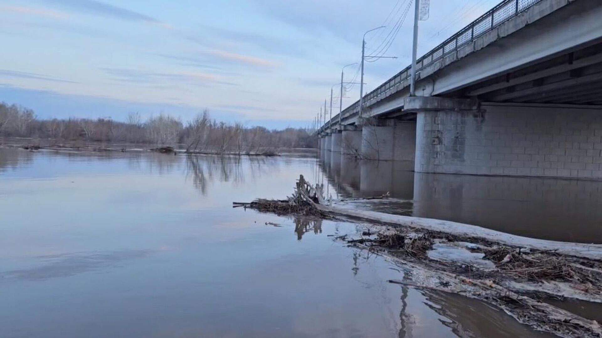 Уровень воды в реке Урал в Оренбурге за сутки вырос до 872 сантиметров