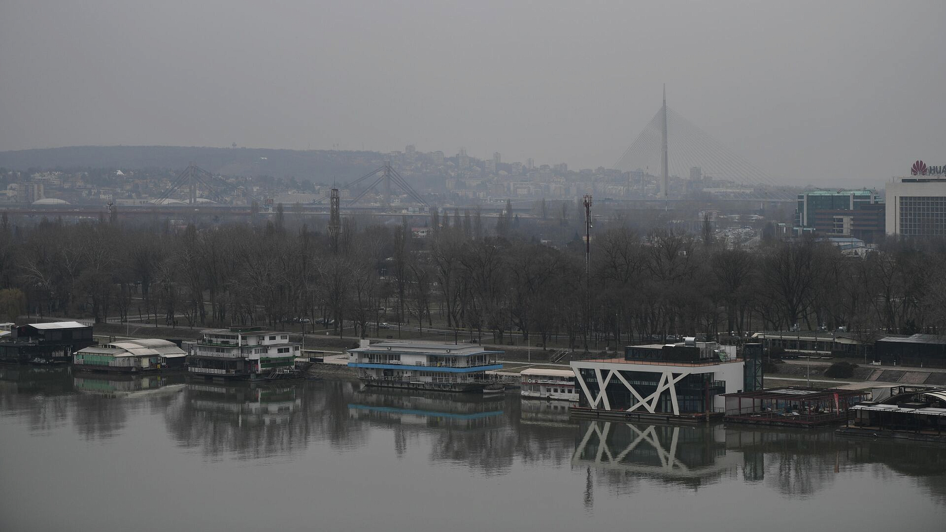Виновники смерти Милошевича продолжают давить на Сербию, заявили в Скупщине