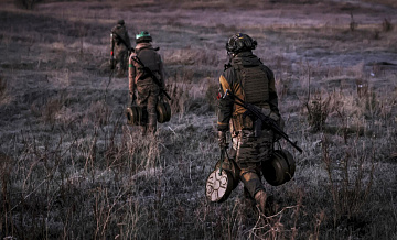 Украинские военные прокладывали окопы под жилыми домами, рассказал беженец