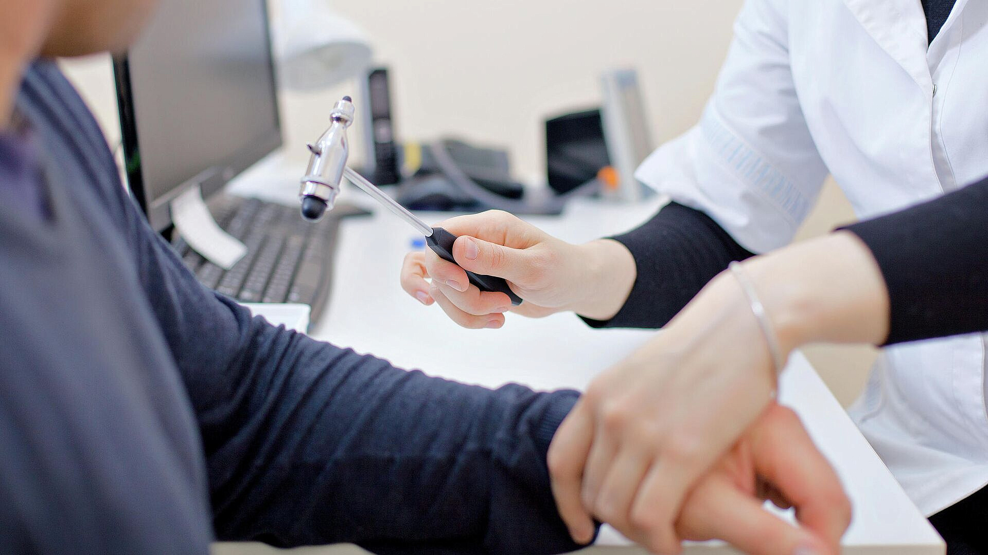 Врач рассказал, почему может дергаться глаз