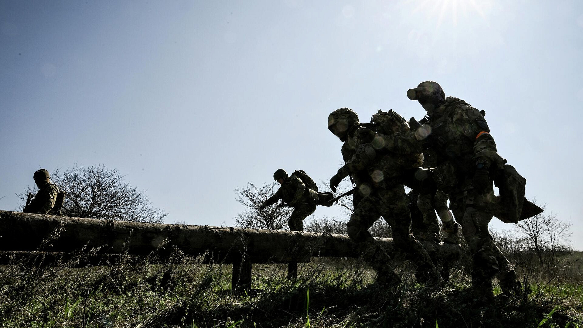 Украинские военные сидят на позициях без обеспечения, сообщили в Минобороны