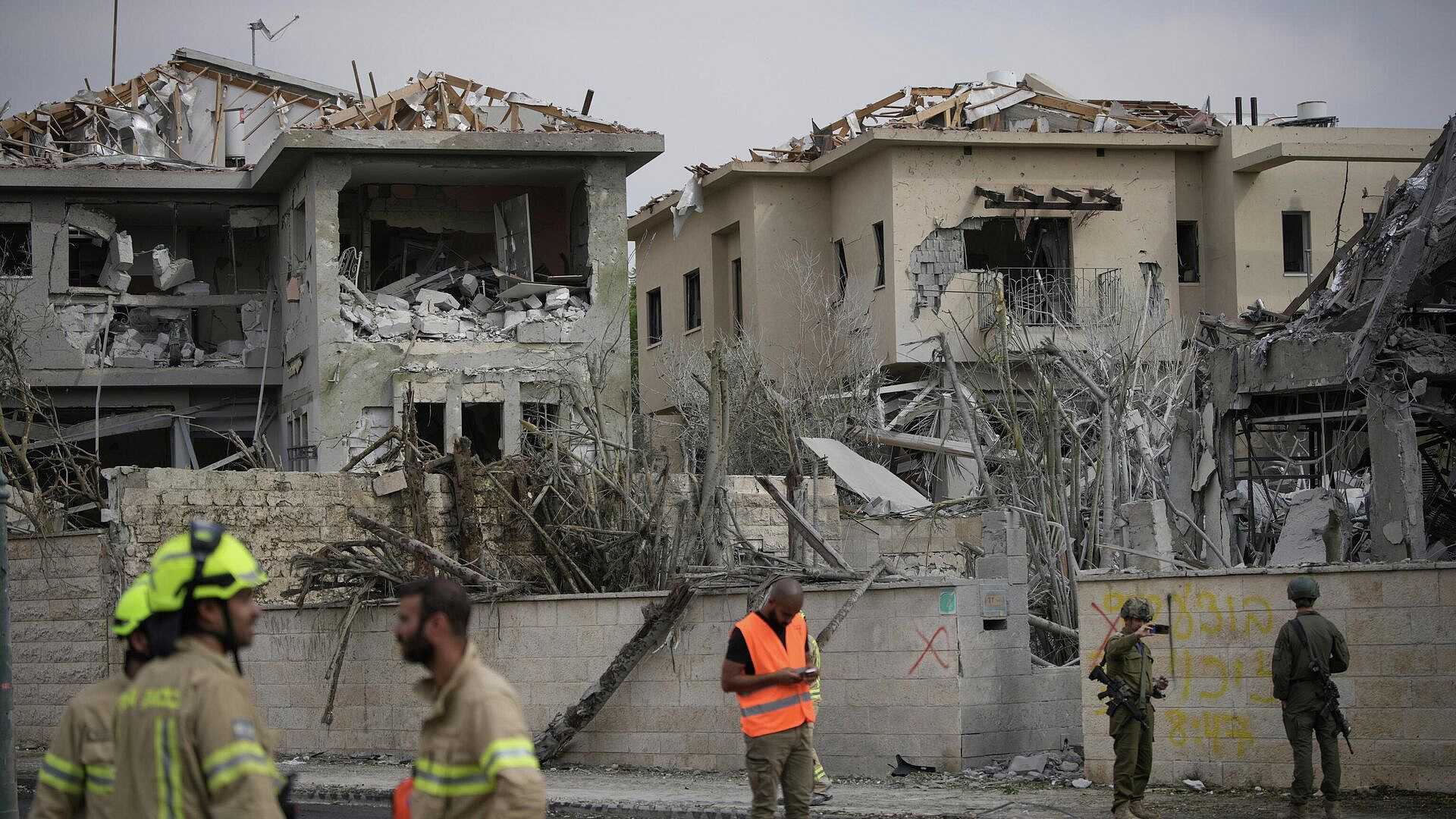 Поисково-спасательные службы работают на месте взрыва на севере Израиля