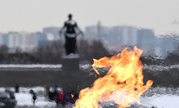 В Петербурге два человека украли цветы с Пискаревского кладбища