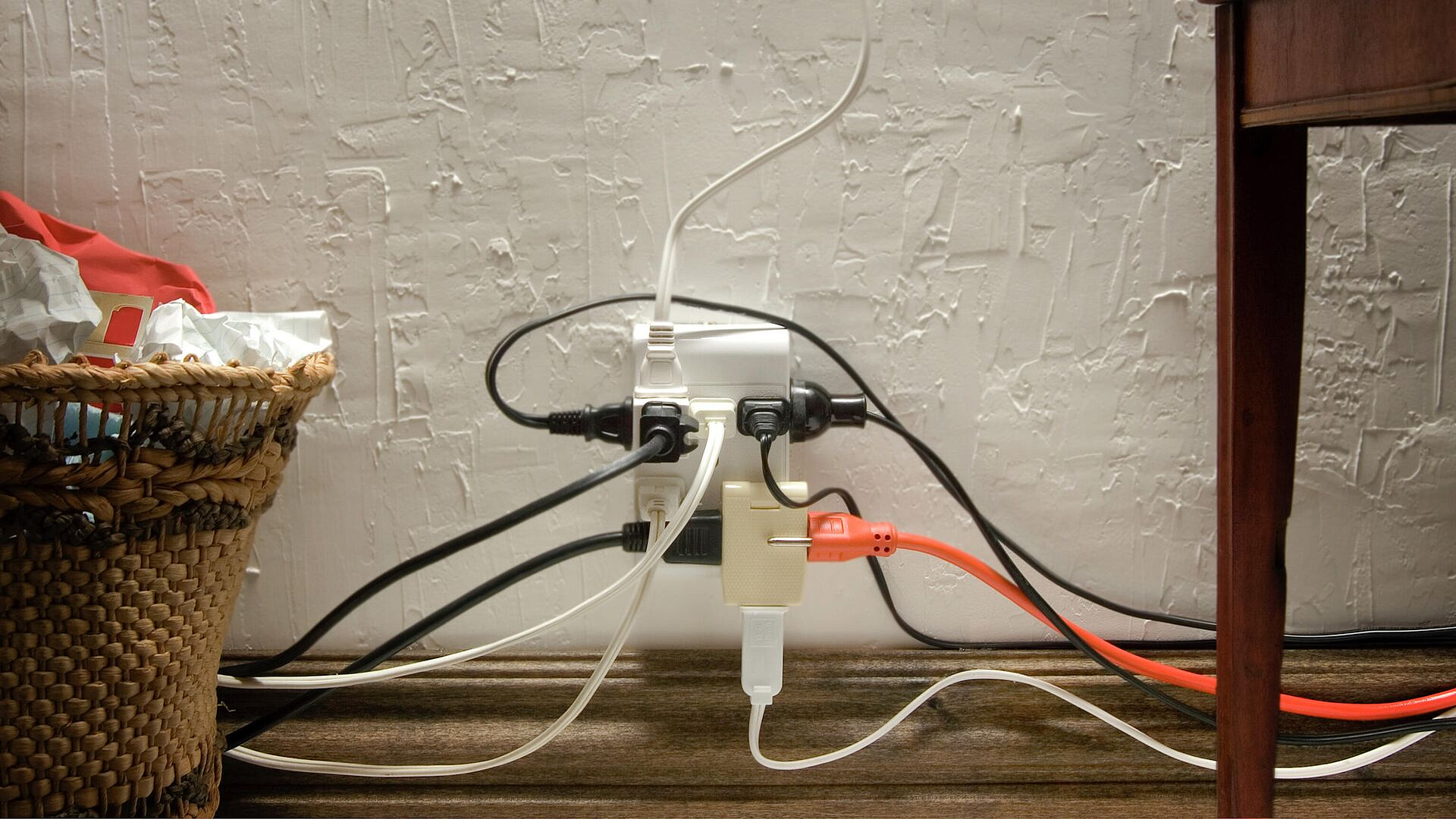 Названы приборы, которые стоит выключать из розетки при выходе из дома