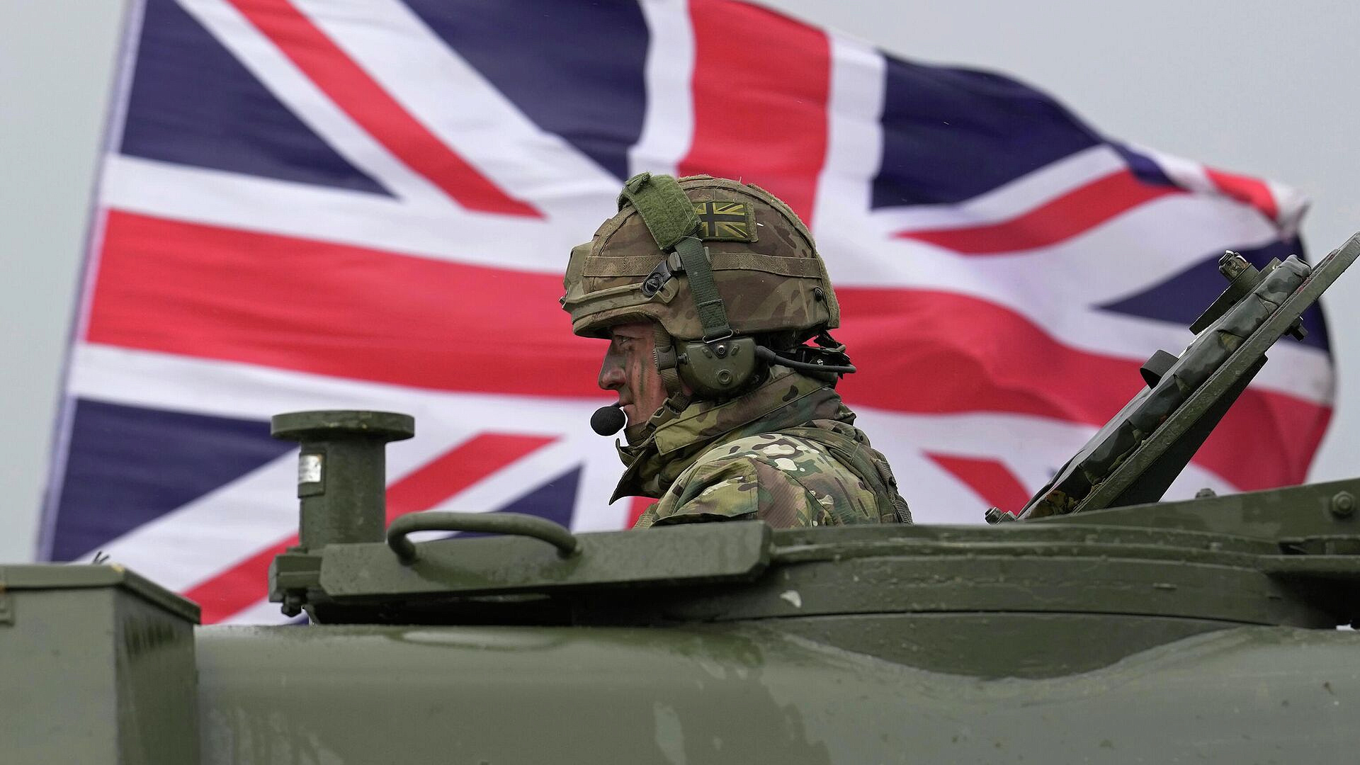 Захарова: Лондон ответит за жизни британцев "коалиции желающих"