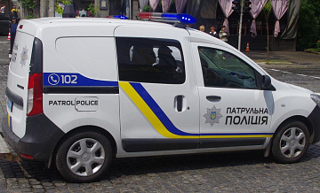 Девушка в Луцке, спасая мужчину от ТЦК, вцепилась в автобус, но сорвалась