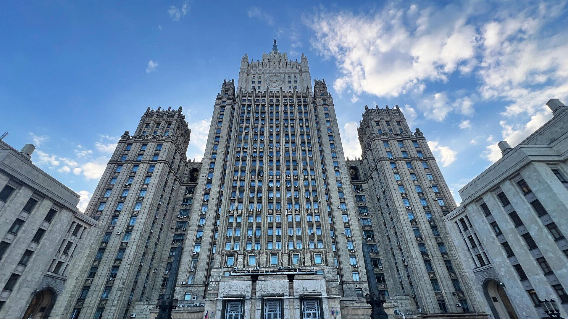 Киевский режим старательно копирует нацистскую Германию, заявили в МИД