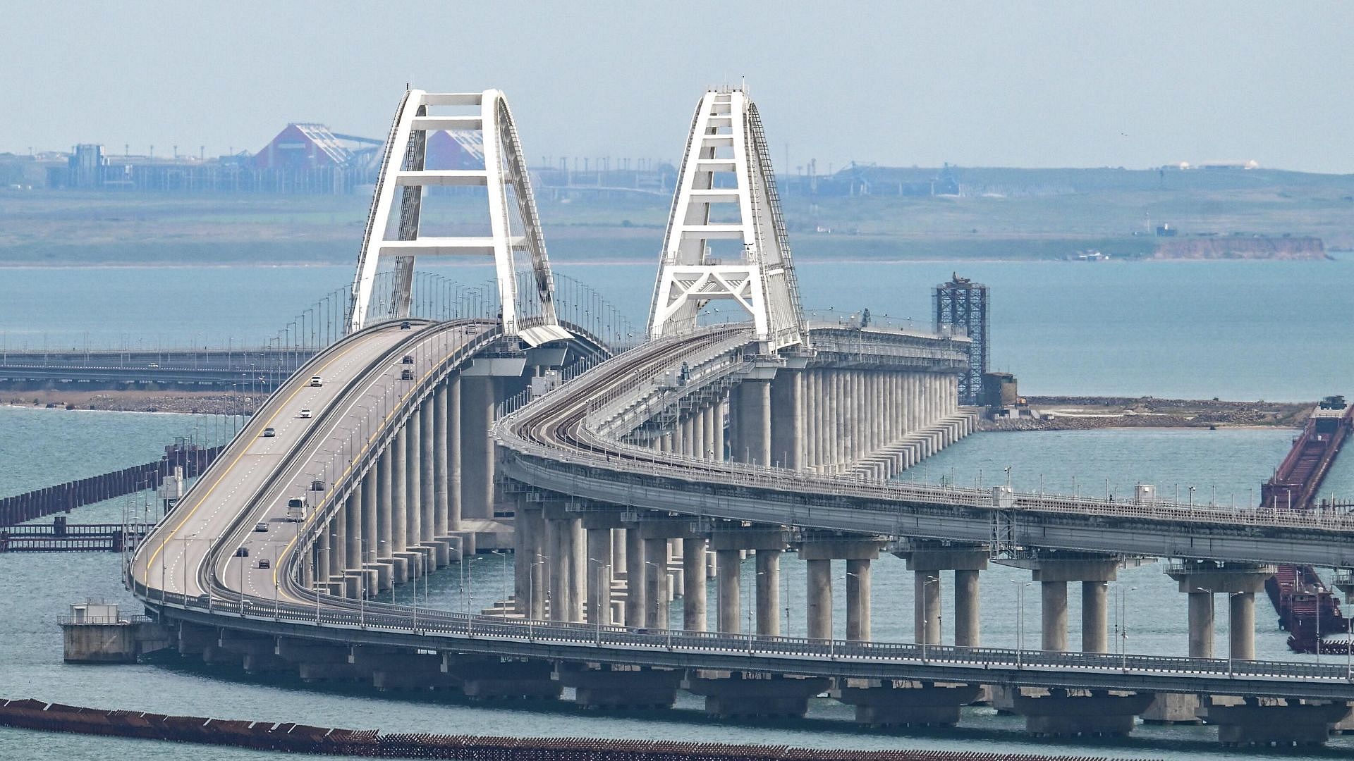 Очередь перед Крымским мостом выросла до 200 машин