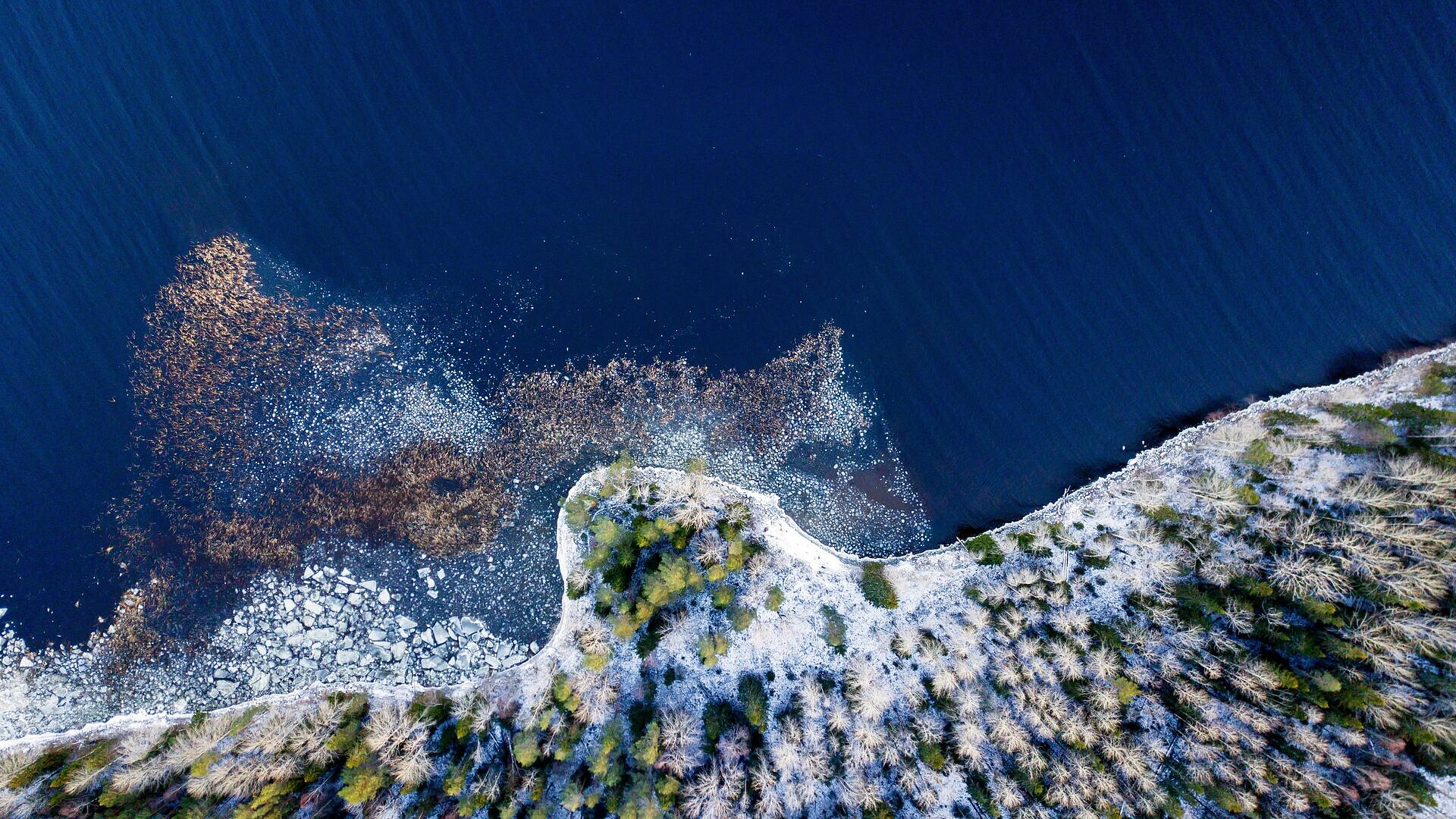 В Карелии ищут лыжника, пропавшего на Онежском озере