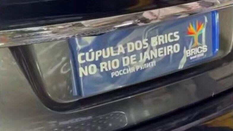 Захарова объяснила происхождение надписи "Россия рулит" на машине Лаврова