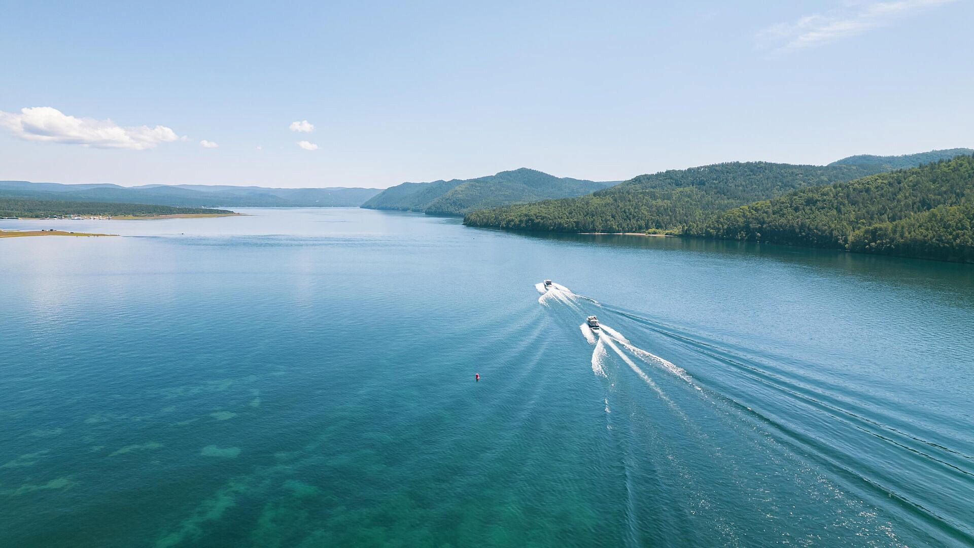 На Байкале катер столкнулся с бревном на озере