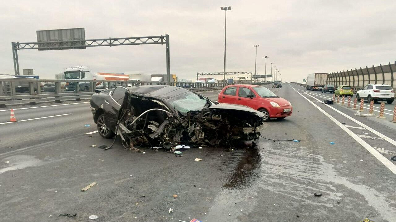 В Петербурге госпитализировали троих человек после ДТП с четырьмя машинами