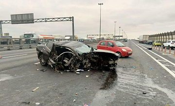 В Петербурге госпитализировали троих человек после ДТП с четырьмя машинами
