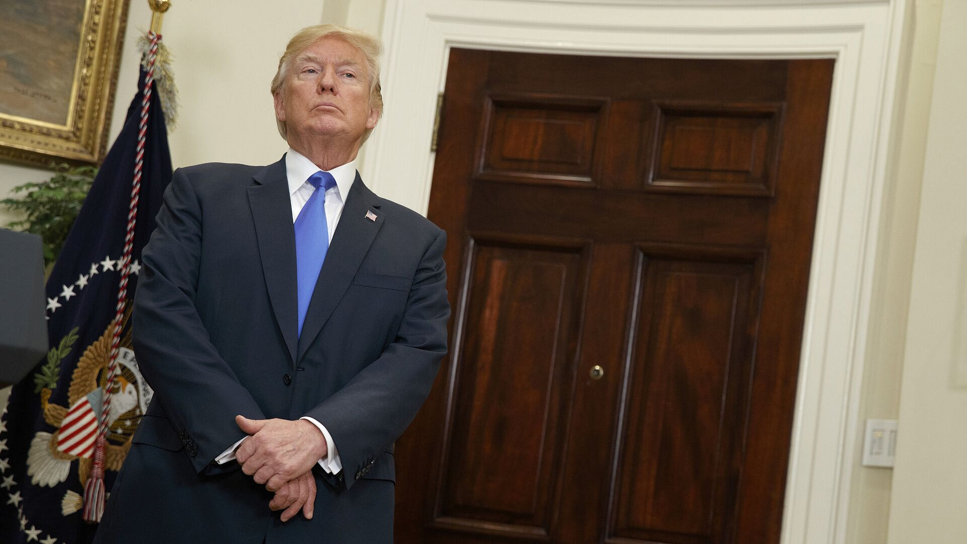 Трампу что-то шепнули на ухо во время его встречи с премьером Ирландии