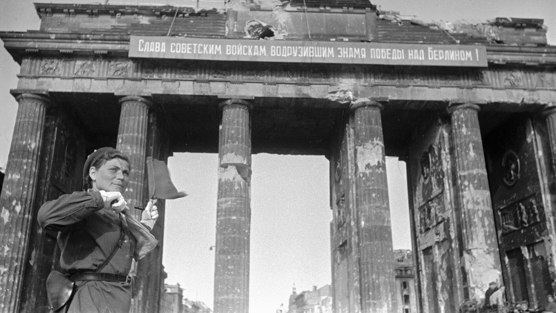 Уникальный архив военкора Халдея представят в Еврейском музее в Москве