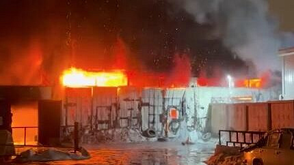 Площадь пожара в ангаре в Петербурге выросла до 150 "квадратов"