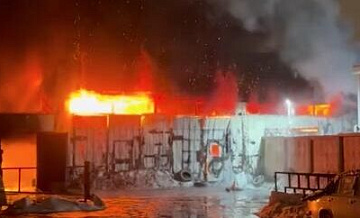 Площадь пожара в ангаре в Петербурге выросла до 150 "квадратов"