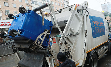 В Омске мусоровоз провалился в яму после дождя