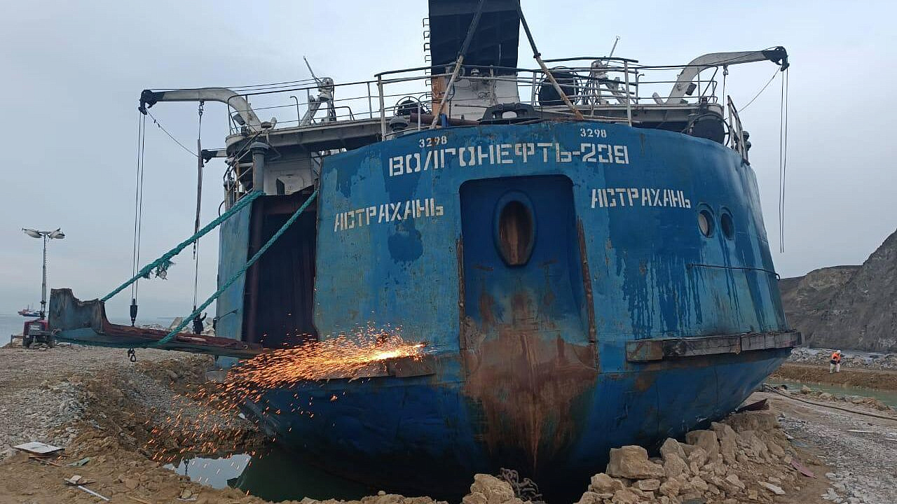 Специалисты начали последний этап демонтажа кормы танкера "Волгонефть-239"