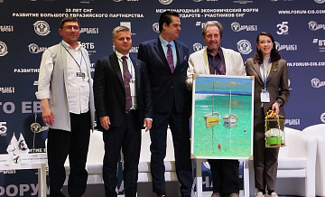 Отец Маска получил в Москве в подарок картину и пасхальный кулич