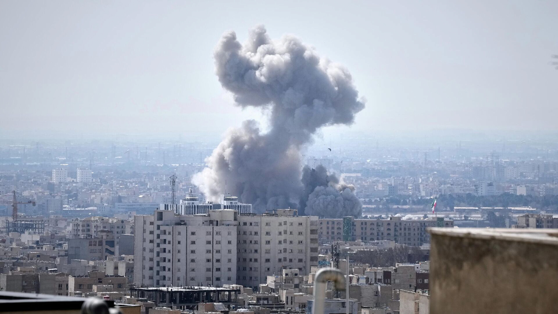 СМИ: Израиль и США нанесли удары по четырем иранским городам