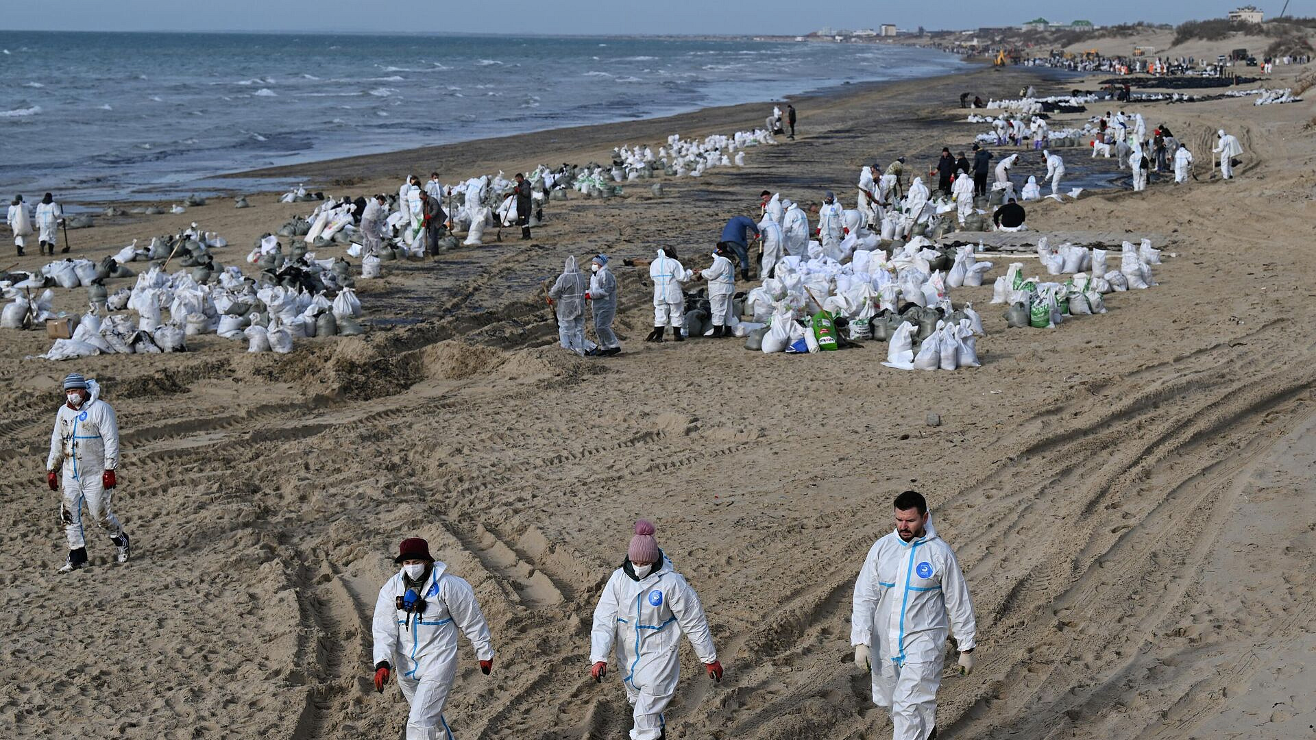 Спасатели очистили от мазута более 14 километров береговой линии в Крыму