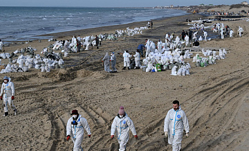 Спасатели очистили от мазута более 14 километров береговой линии в Крыму