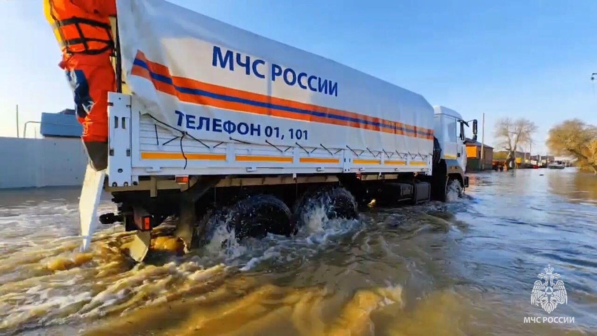 Жителей затопленных районов Орска эвакуируют на КамАЗах