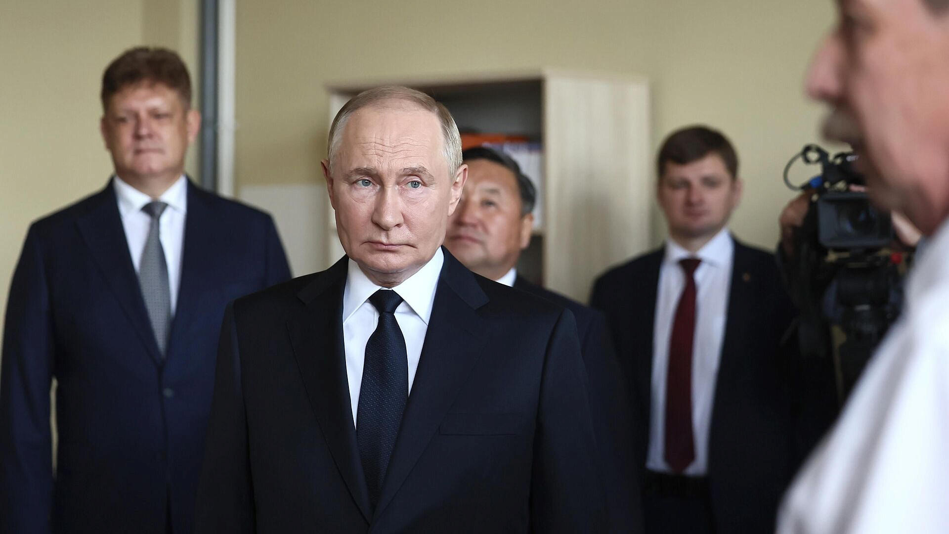 Путин поздравил учеников новой школы в Кызыле с новосельем