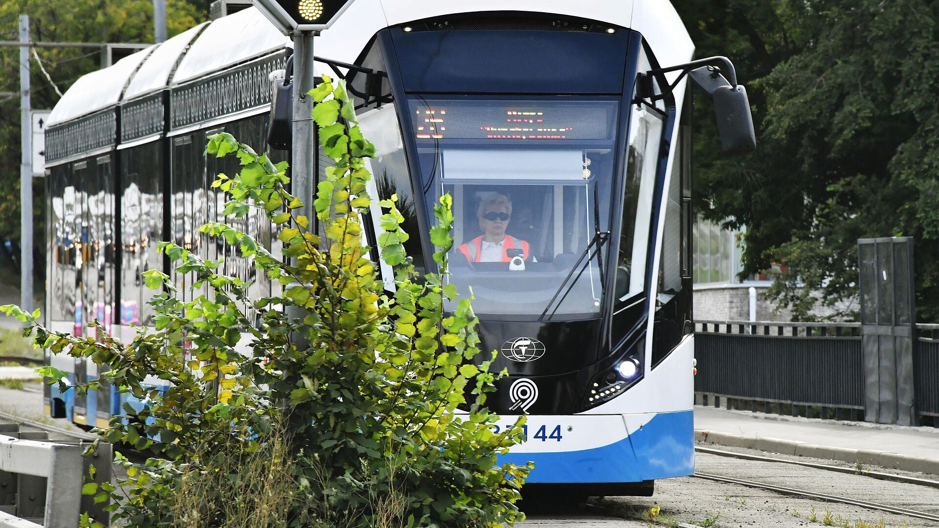 Московский транспорт впервые украсят к Пасхе тематическими инсталляциями