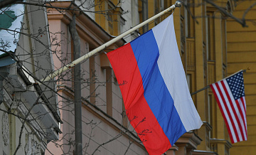 Россия продолжает работу с США по выстраиванию отношений, заявил Песков