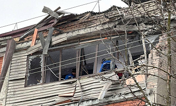 Жильцов пострадавшего при атаке БПЛА дома в Беслане разместили в школе