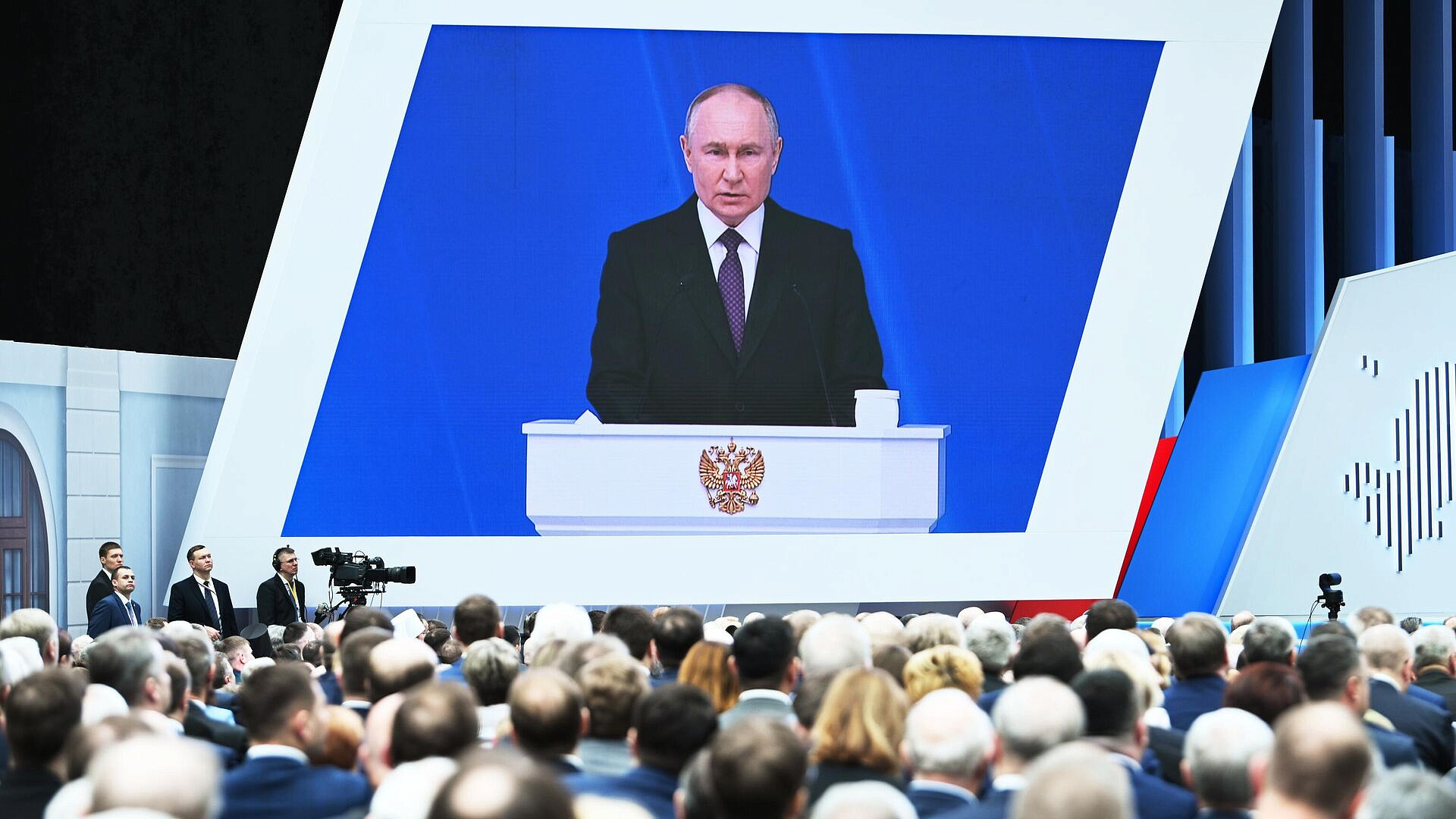 Путину доверяют 82 процента россиян, показал опрос