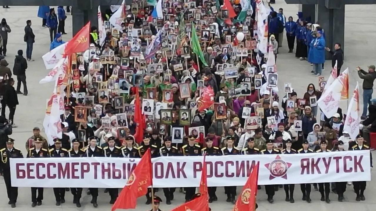 В Якутске прошло шествие "Бессмертного полка"