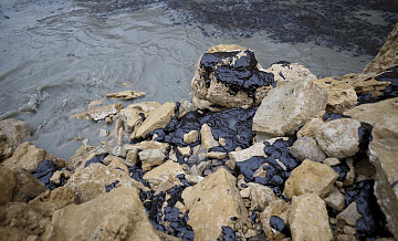 МЧС сообщило о новых выбросах нефтепродуктов на побережье Черного моря