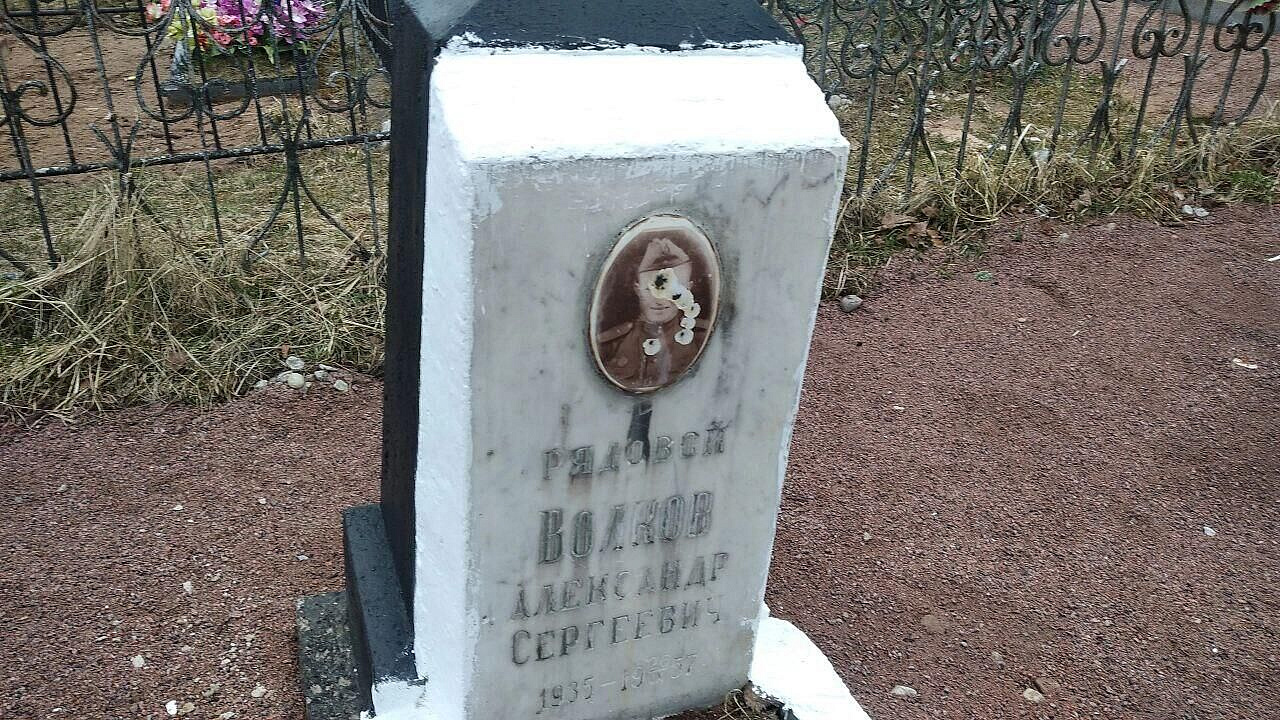 В Новгородской области вандалы повредили памятники на воинском кладбище В Новгородской области вандалы повредили памятники на воинском кладбище