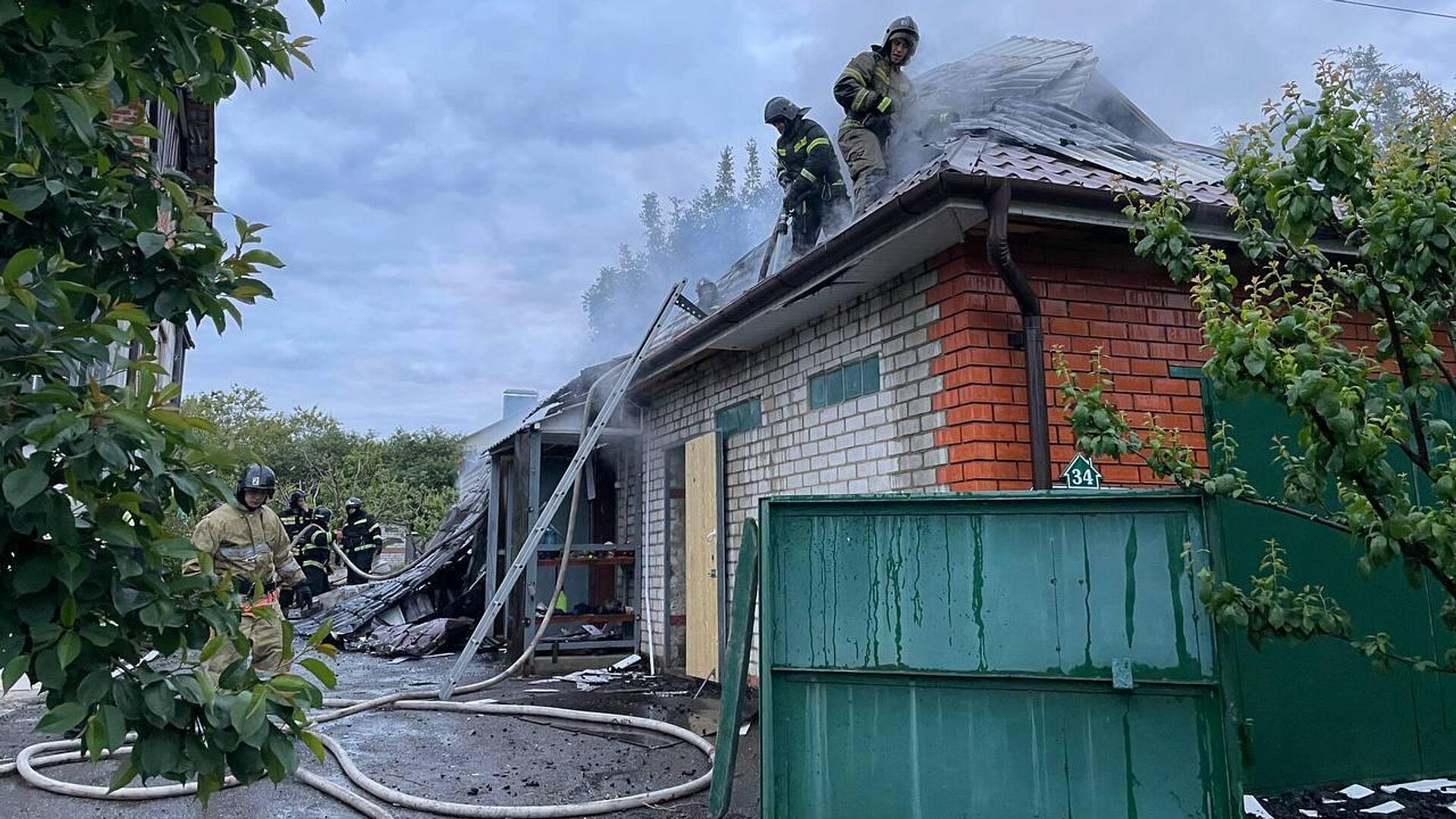 Жительница поселка Дубовое рассказала о пожаре после обстрела ВСУ