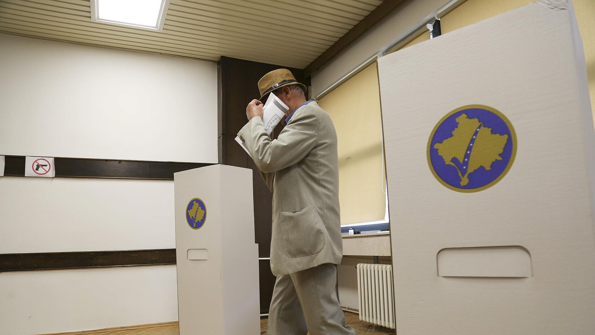 В самопровозглашенном Косово открылись участки на выборах в "парламент"