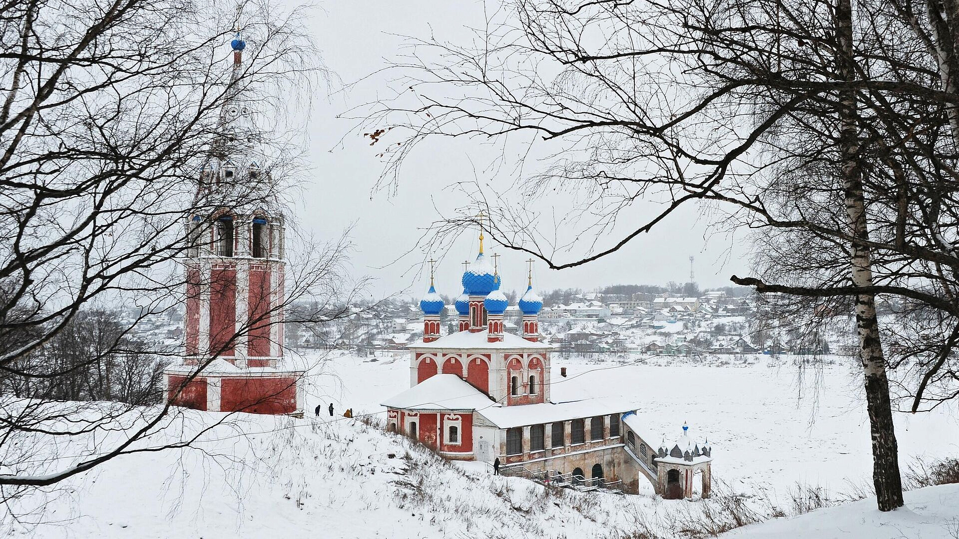 Монах рассказал, почему накануне Сретения в монастыре служат на улице