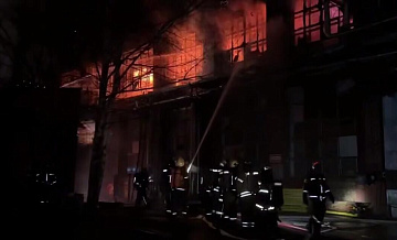 Очевидцы рассказали, когда увидели задымление в здании на востоке Москвы