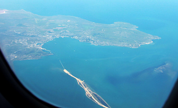 Аксенов рассказал о работе по очистке от мазута берегов острова Тузла