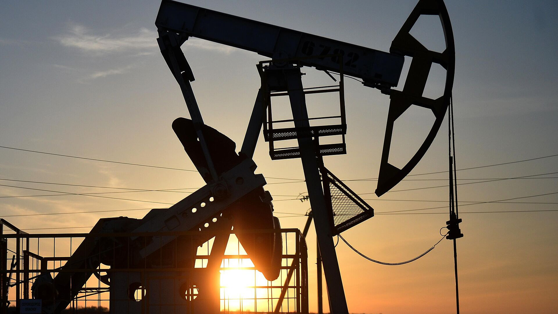Цена нефти марки Brent упала ниже 86 долларов за баррель впервые с 10 марта