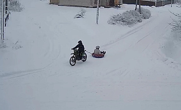 В Ленинградской области полиция нашла байкера, катавшего подругу на тюбинге