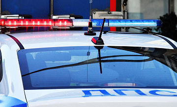 В Петербурге пьяная женщина на каршеринге сбила светофор, уходя от полиции