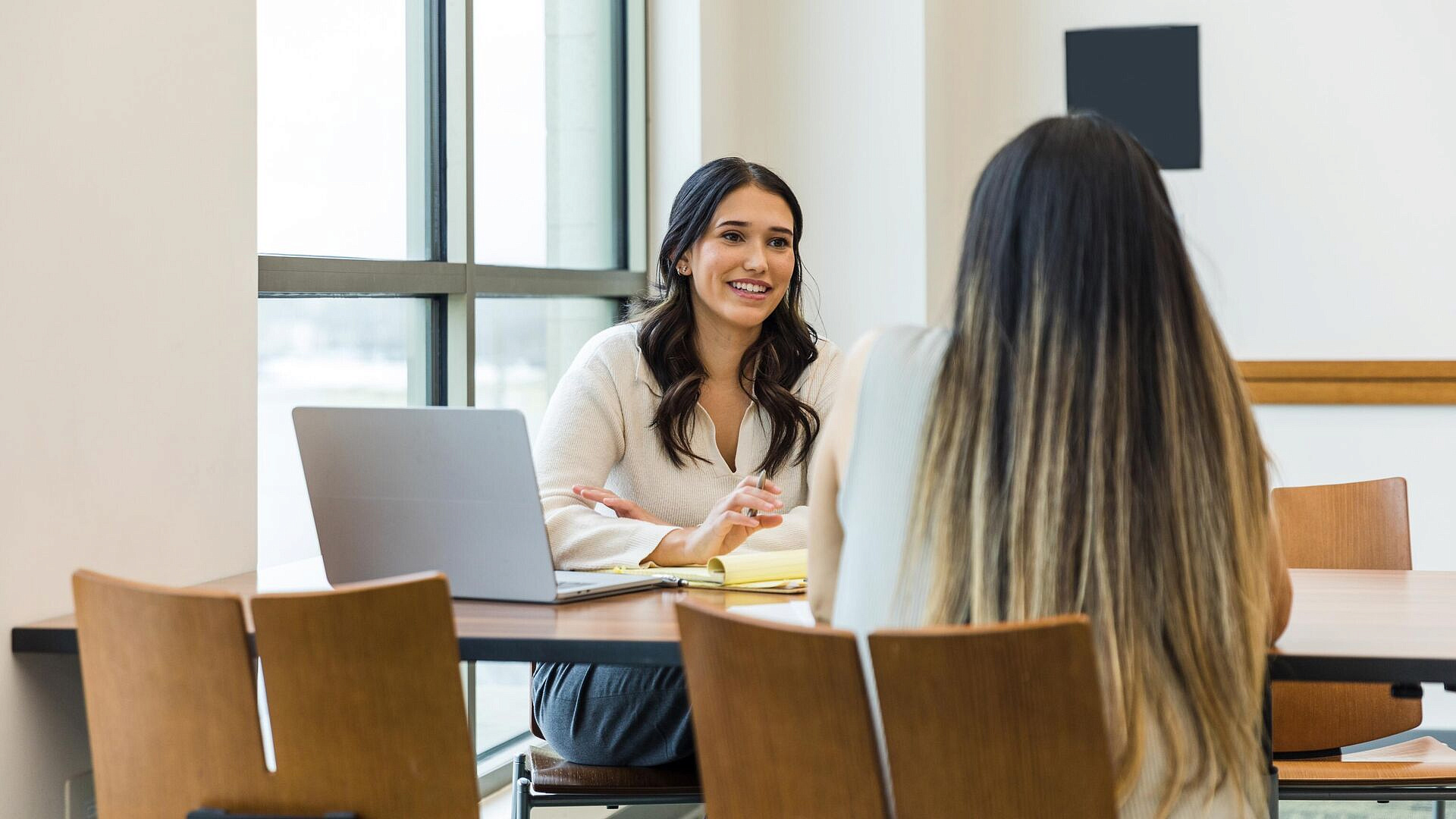 Юрист рассказал, чем грозит работодателю вызов сотрудника в выходной