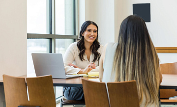 Юрист рассказал, чем грозит работодателю вызов сотрудника в выходной