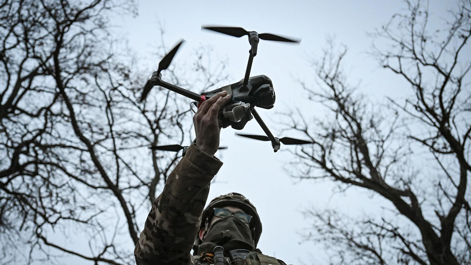 Выжившие в Курской области солдаты ВСУ собирали вещи с погибших сослуживцев